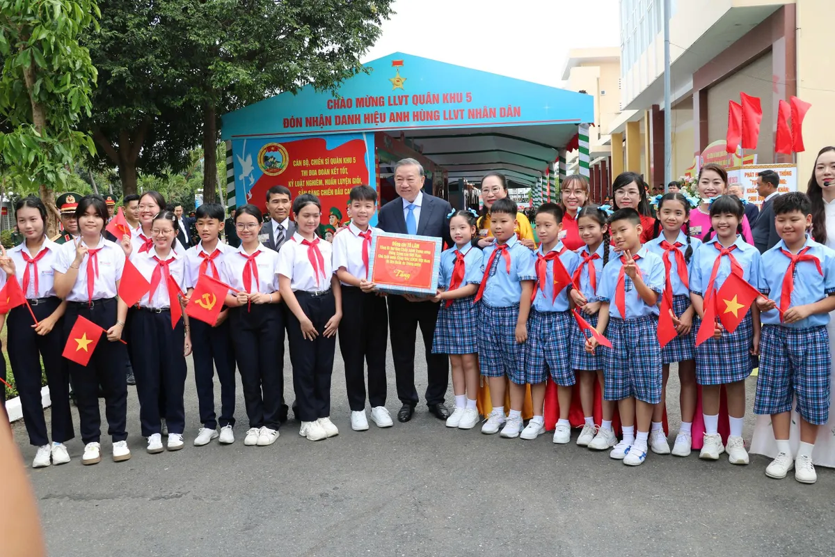 Tổng B&iacute; thư, Chủ tịch nước T&ocirc; L&acirc;m d&acirc;ng hương tưởng niệm Chủ tịch Hồ Ch&iacute; Minh tại Qu&acirc;n khu 5 - Ảnh 3.