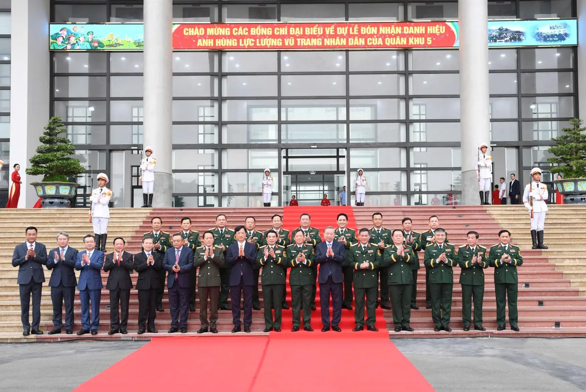 Tổng B&iacute; thư, Chủ tịch nước T&ocirc; L&acirc;m d&acirc;ng hương tưởng niệm Chủ tịch Hồ Ch&iacute; Minh tại Qu&acirc;n khu 5 - Ảnh 7.
