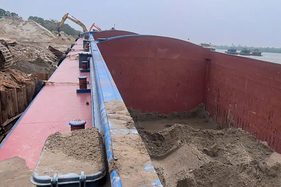Cảnh s&aacute;t đường thủy H&agrave; Nội li&ecirc;n tiếp triệt ph&aacute; c&aacute;c bến c&aacute;t lậu tr&ecirc;n s&ocirc;ng Hồng - Ảnh 2.