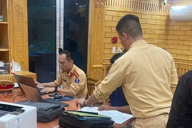 Cảnh s&aacute;t đường thủy H&agrave; Nội li&ecirc;n tiếp triệt ph&aacute; c&aacute;c bến c&aacute;t lậu tr&ecirc;n s&ocirc;ng Hồng - Ảnh 4.