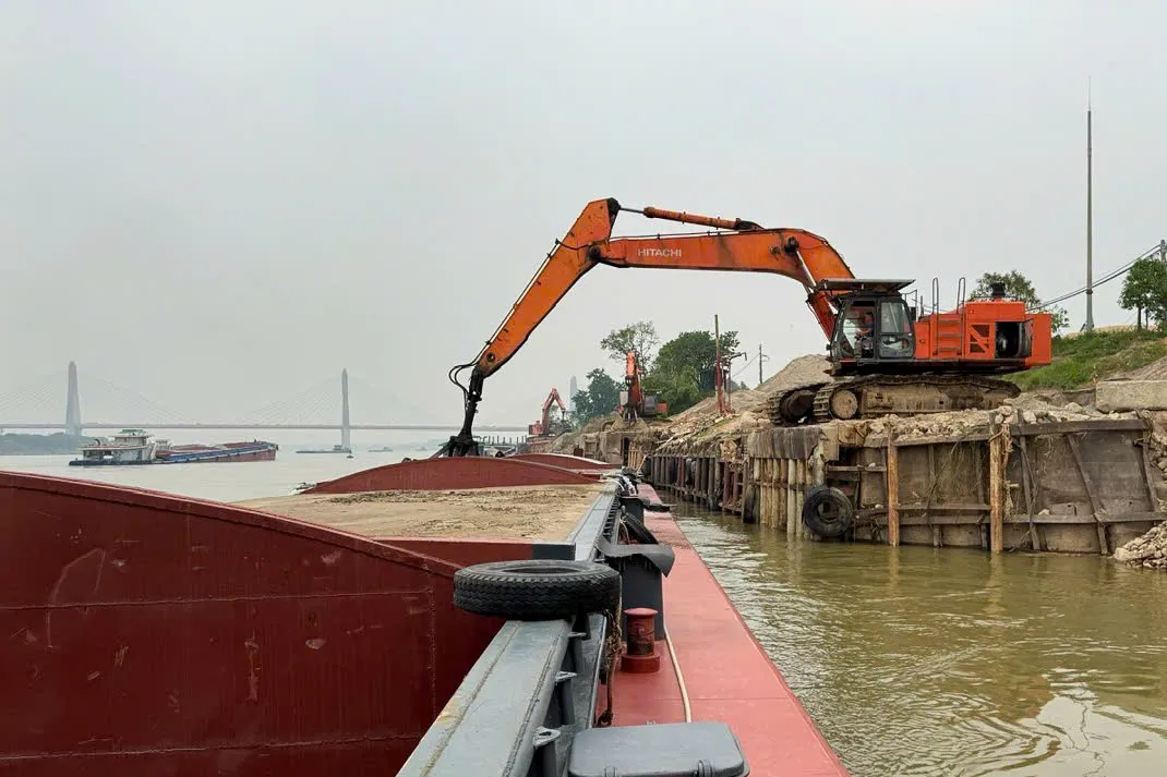 Cảnh s&aacute;t đường thủy H&agrave; Nội li&ecirc;n tiếp triệt ph&aacute; c&aacute;c bến c&aacute;t lậu tr&ecirc;n s&ocirc;ng Hồng - Ảnh 3.