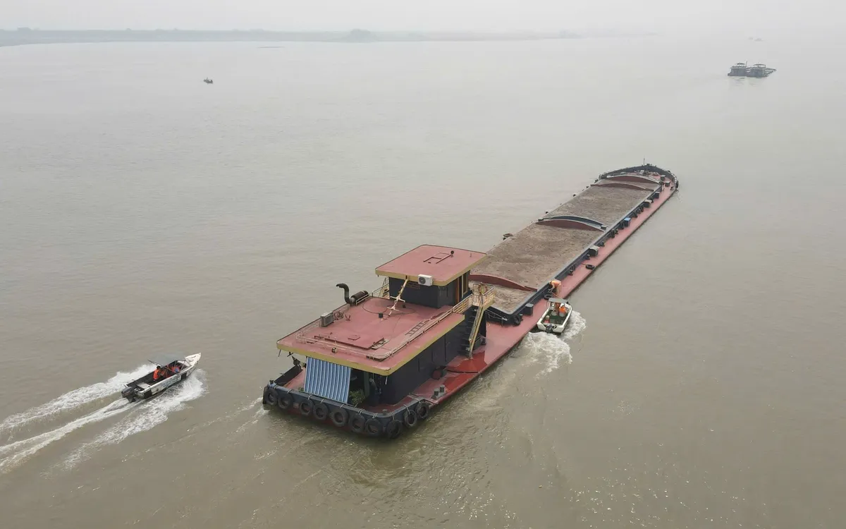 Cảnh sát đường thuỷ Hà Nội tuần tra kiểm soát trên sông Hồng.