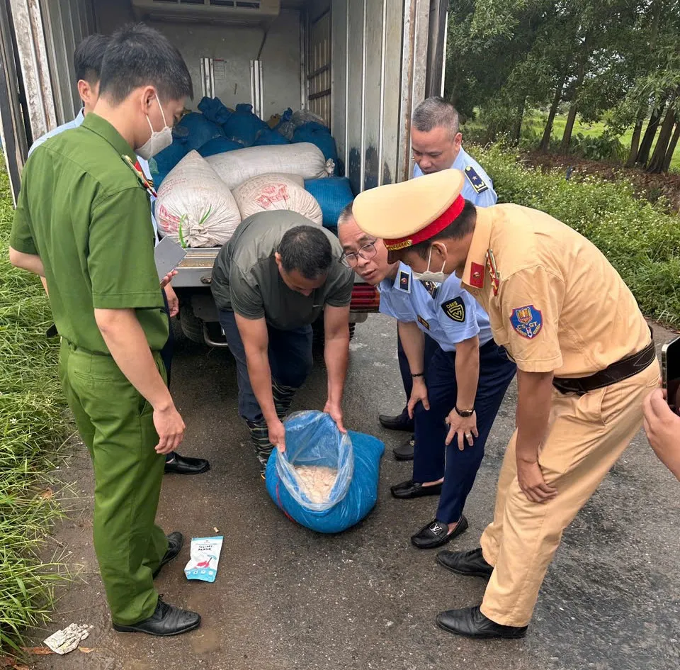 Ph&aacute;t hiện xe tải vận chuyển hơn 1 tấn l&ograve;ng lợn bốc m&ugrave;i &ocirc;i thiu ở Hưng Y&ecirc;n - Ảnh 2.