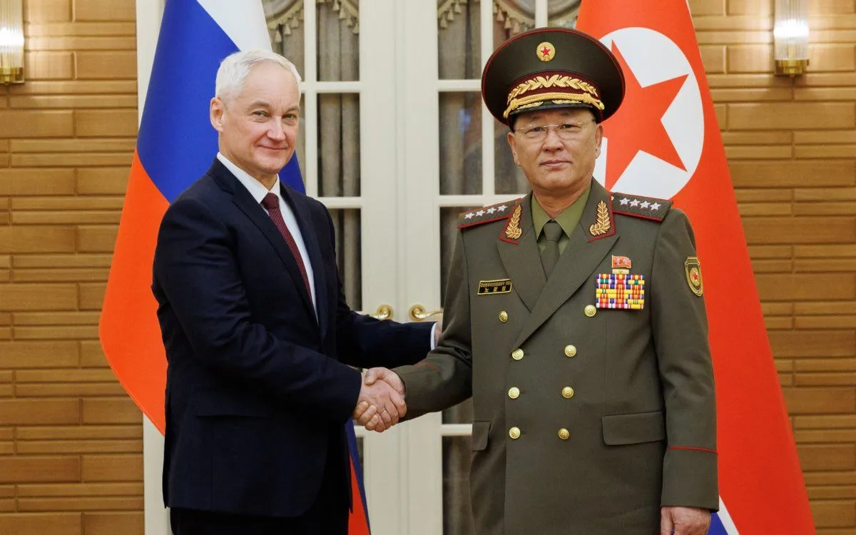 Bộ trưởng Bộ Quốc phòng Nga Andrei Belousov và Bộ trưởng Bộ Quốc phòng Triều Tiên - Đại tướng No Kwang Chol (Ảnh: Defence Matters)