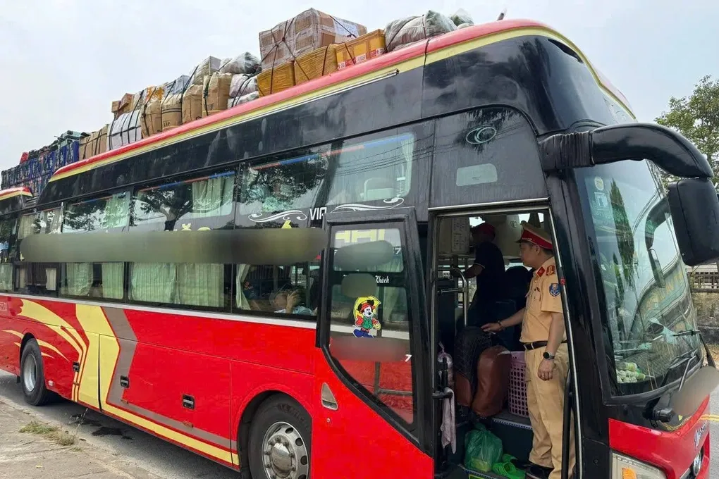 Xe kh&aacute;ch chở h&agrave;ng k&iacute;n n&oacute;c ở Đ&agrave; Nẵng bị phạt hơn 11 triệu đồng- Ảnh 1.