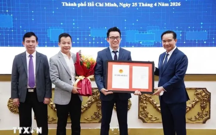 Ông Nguyễn Văn Được, Chủ tịch UBND Thành phố Hồ Chí Minh trao Giấy chứng nhận đầu tư cho đại diện doanh nghiệp. (Ảnh: TTXVN)
