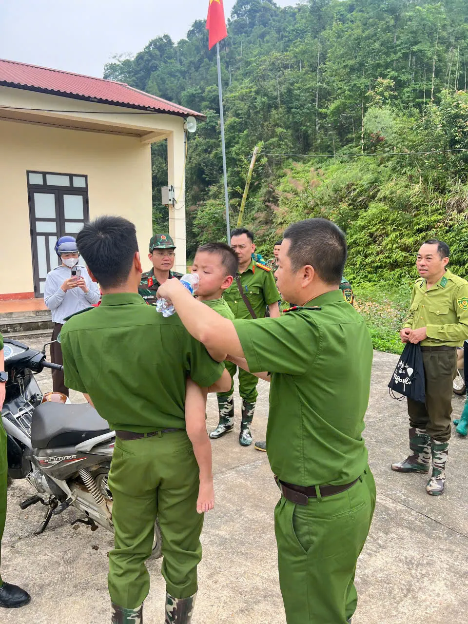 Th&aacute;i Nguy&ecirc;n: T&igrave;m thấy b&eacute; trai 3 tuổi mất t&iacute;ch sau 14 tiếng xuy&ecirc;n đ&ecirc;m r&agrave; so&aacute;t n&uacute;i rừng- Ảnh 1.
