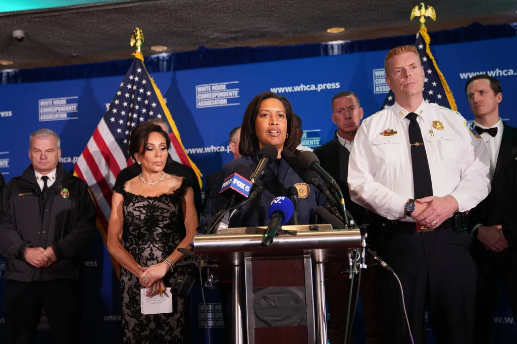 To&agrave;n cảnh vụ nổ s&uacute;ng tại bữa tiệc của Tổng thống Trump - Ảnh 8.