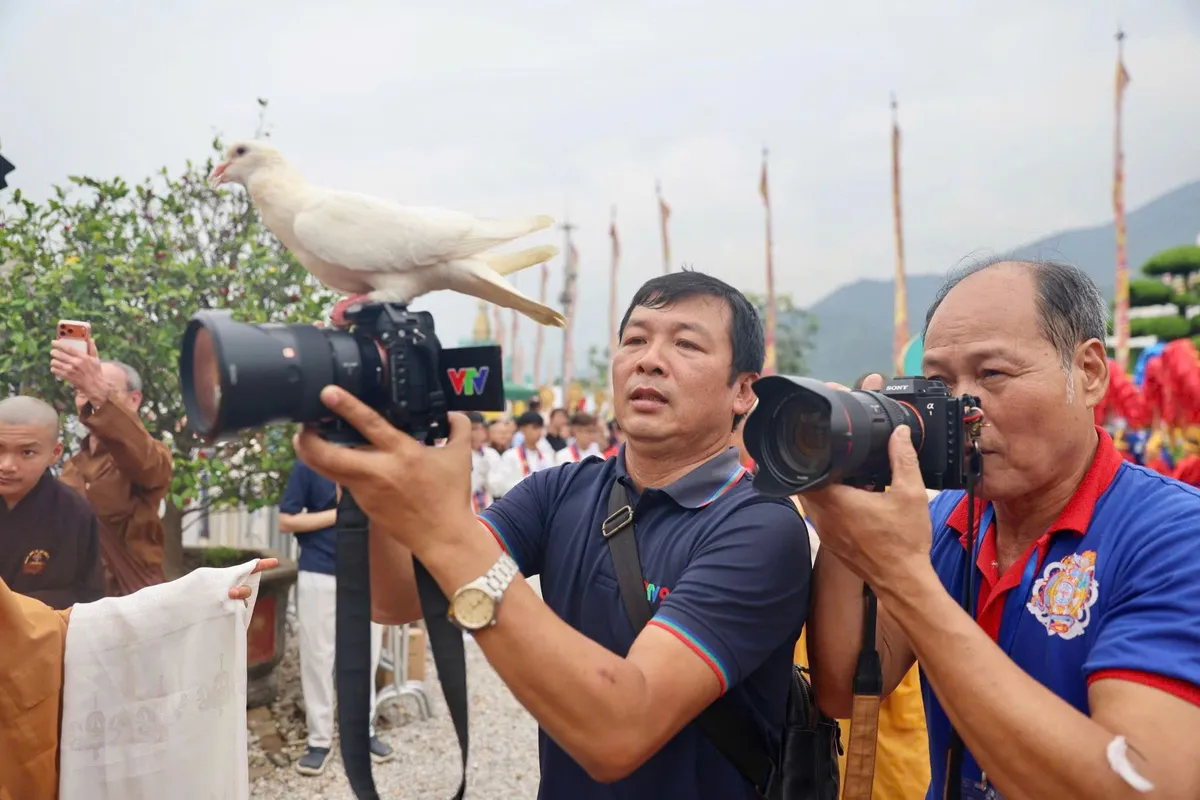 Khi cánh chim bồ câu chọn máy quay VTV9: Dấu hiệu bình an trong hành trình phim “Từ Himalaya đến Tây Thiên”