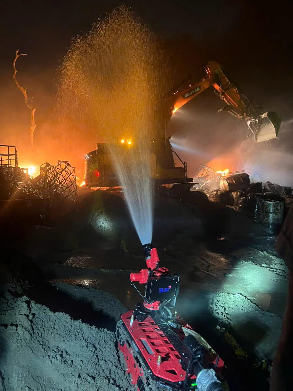 Kịp thời khống chế vụ ch&aacute;y b&atilde;i chứa dầu thải ở x&atilde; Đ&ocirc;ng Anh (H&agrave; Nội), 1 người bị thương - Ảnh 3.