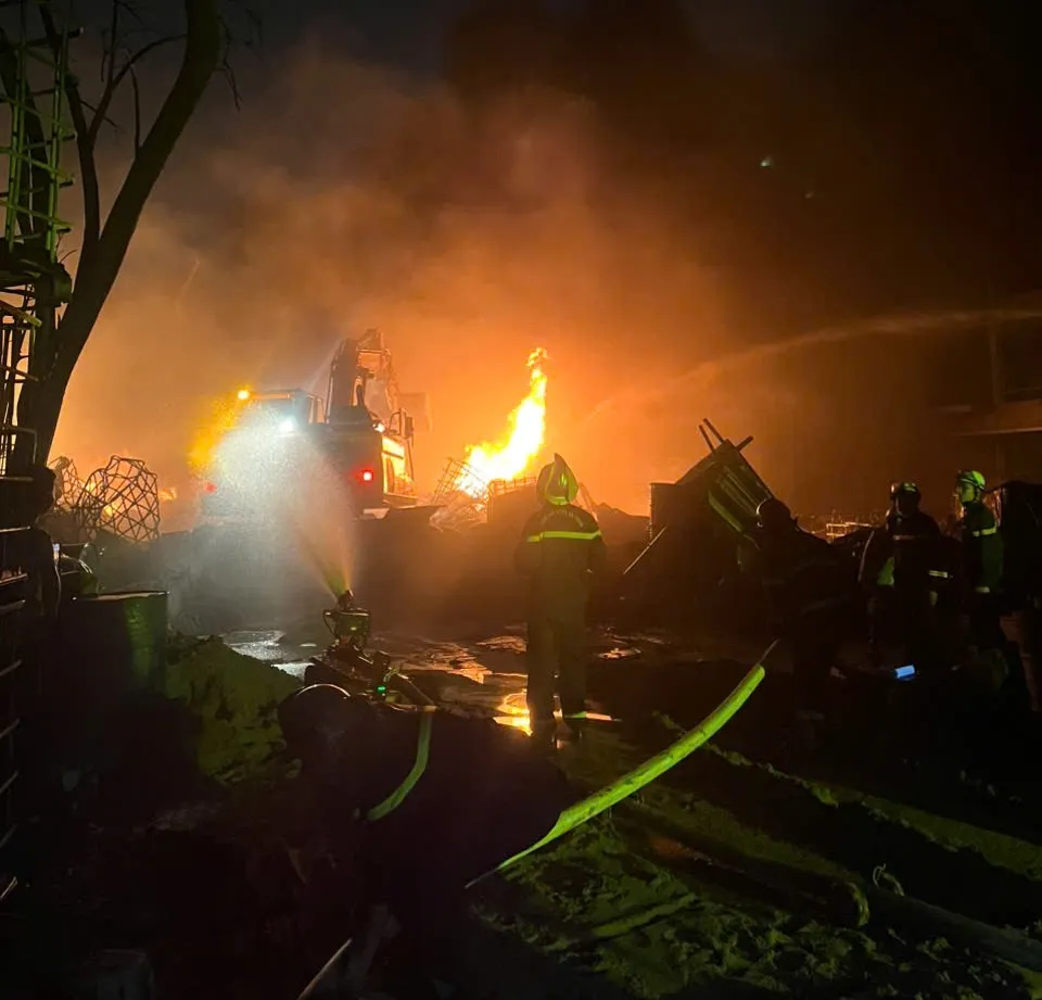 Kịp thời khống chế vụ ch&aacute;y b&atilde;i chứa dầu thải ở x&atilde; Đ&ocirc;ng Anh (H&agrave; Nội), 1 người bị thương - Ảnh 2.