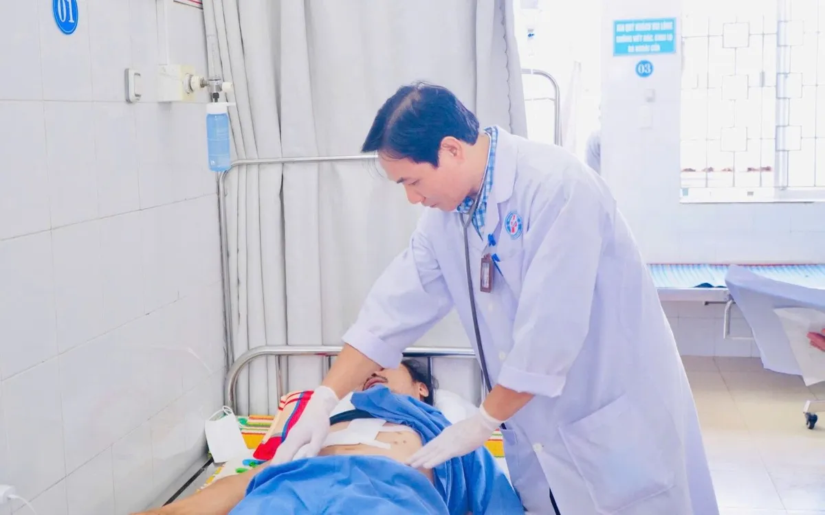 Bác sĩ thăm khám cho bệnh nhân. Ảnh: CDC Quảng Ngãi