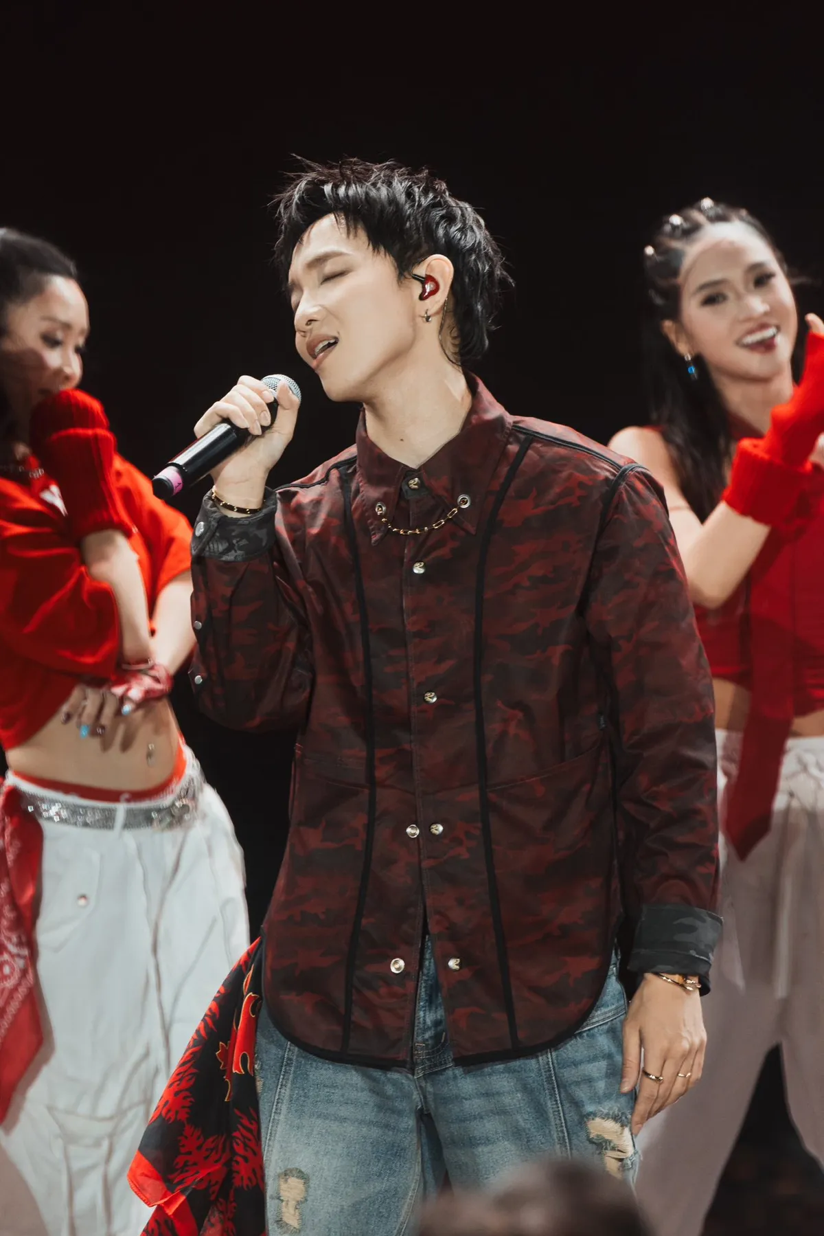 Nguyễn H&ugrave;ng h&aacute;t 'Cảm ơn người đ&atilde; thức c&ugrave;ng t&ocirc;i" với Ph&ugrave;ng Kh&aacute;nh Linh trong concert 3.500 kh&aacute;n giả- Ảnh 10.