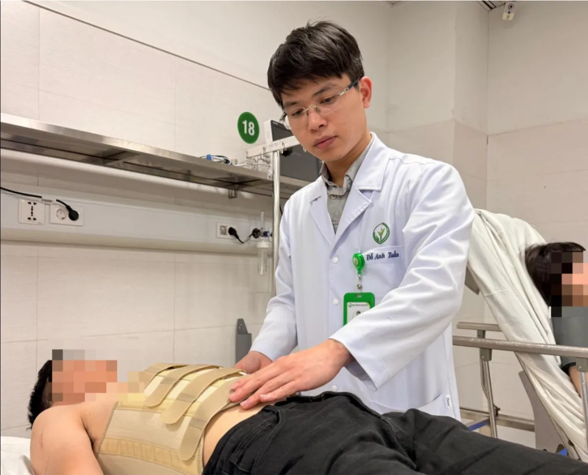 Xe kh&aacute;ch lao xuống vực ở Sơn La: Khẩn trương cấp cứu nạn nh&acirc;n - Ảnh 1.