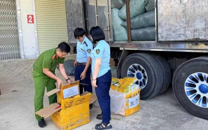 Đội quản lý thị trường số 3 phối hợp lực lượng Cảnh sát kinh tế Công an tỉnh Gia Lai kiểm tra hàng hóa trên xe tải.