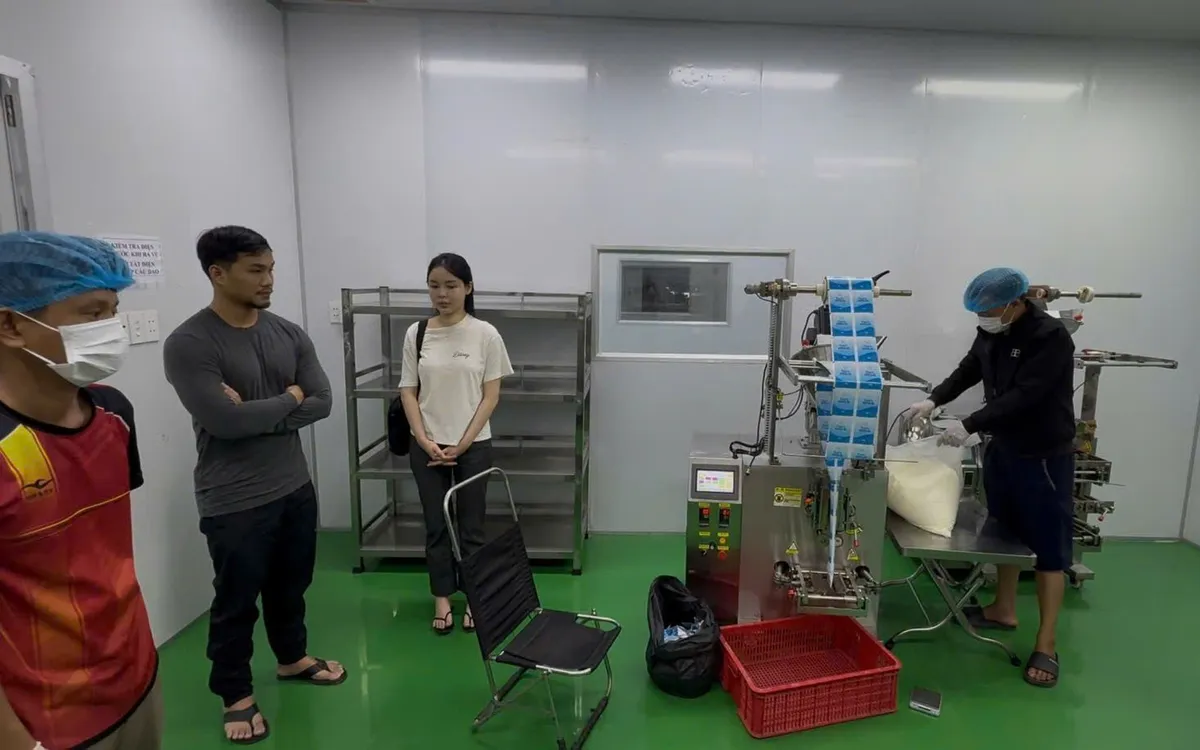 Bên trong xưởng sản xuất thuốc giảm cân trộn chất cấm vừa bị triệt phá. Ảnh: Công an TP Hồ Chí Minh.