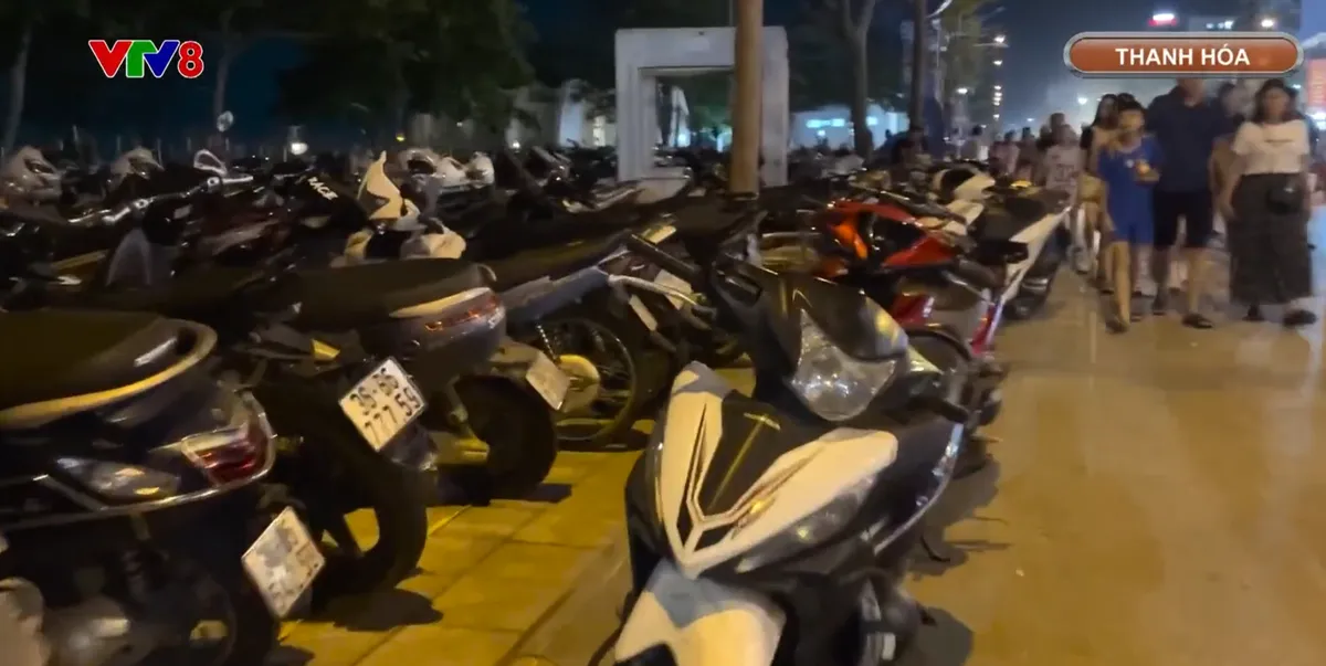 Chặt ch&eacute;m ph&iacute; gửi xe tại khu du lịch biển- Ảnh 1.