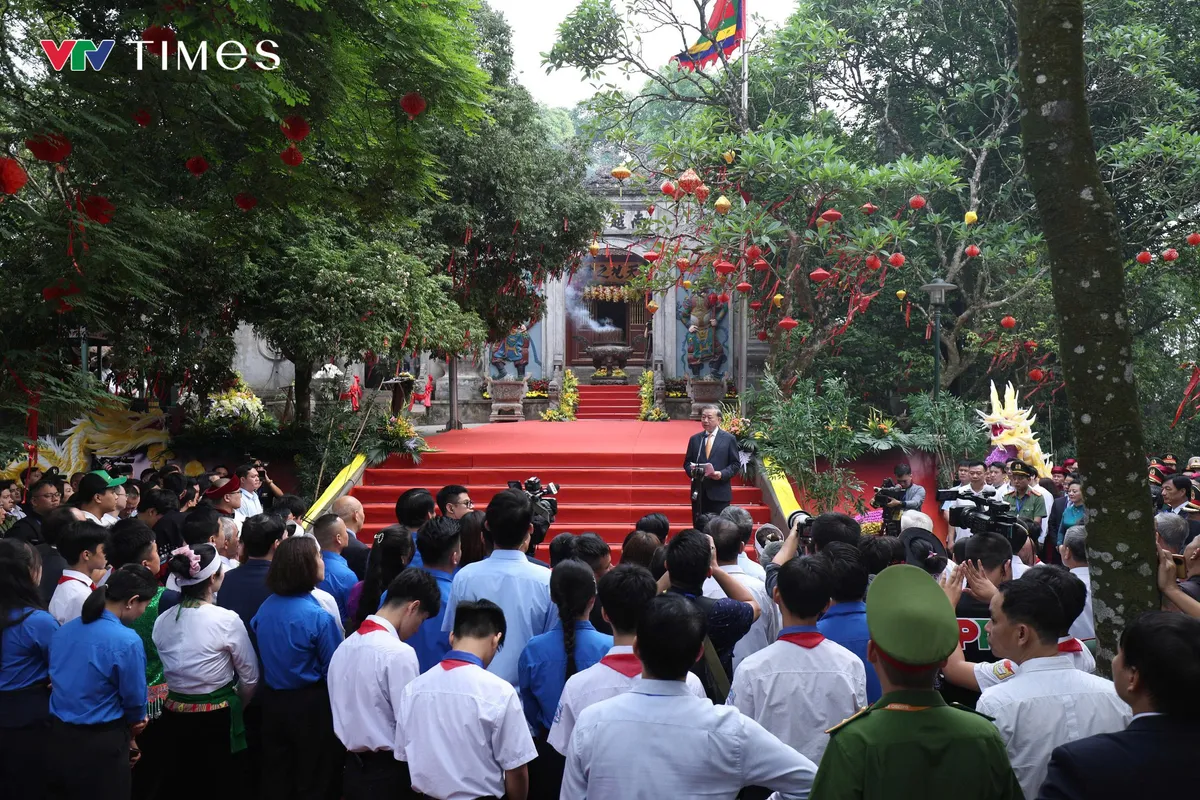 Tổng B&iacute; thư, Chủ tịch nước T&ocirc; L&acirc;m: Lan tỏa tinh thần đại đo&agrave;n kết tại Đền H&ugrave;ng - Ảnh 3.