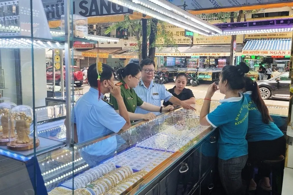 TPHCM phạt c&aacute;c tiệm v&agrave;ng 700 triệu đồng, tịch thu nhiều trang sức kh&ocirc;ng r&otilde; nguồn gốc- Ảnh 1.