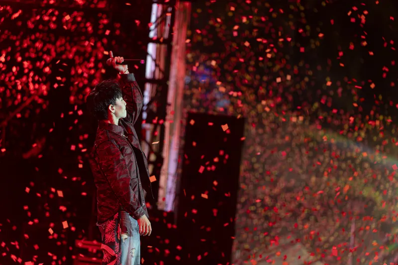 Nguyễn H&ugrave;ng h&aacute;t 'Cảm ơn người đ&atilde; thức c&ugrave;ng t&ocirc;i" với Ph&ugrave;ng Kh&aacute;nh Linh trong concert 3.500 kh&aacute;n giả- Ảnh 9.