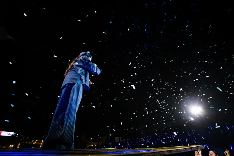 Nguyễn H&ugrave;ng h&aacute;t 'Cảm ơn người đ&atilde; thức c&ugrave;ng t&ocirc;i" với Ph&ugrave;ng Kh&aacute;nh Linh trong concert 3.500 kh&aacute;n giả- Ảnh 5.