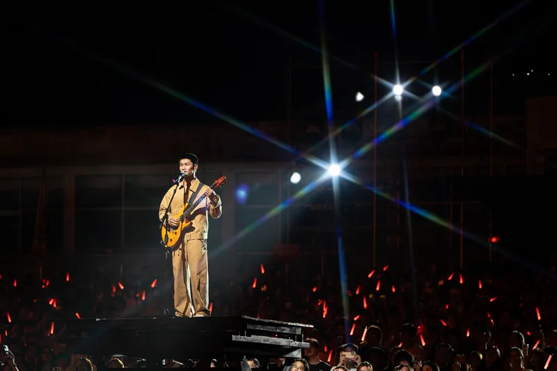 Nguyễn H&ugrave;ng h&aacute;t 'Cảm ơn người đ&atilde; thức c&ugrave;ng t&ocirc;i" với Ph&ugrave;ng Kh&aacute;nh Linh trong concert 3.500 kh&aacute;n giả- Ảnh 7.