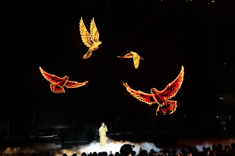 Nguyễn H&ugrave;ng h&aacute;t 'Cảm ơn người đ&atilde; thức c&ugrave;ng t&ocirc;i" với Ph&ugrave;ng Kh&aacute;nh Linh trong concert 3.500 kh&aacute;n giả- Ảnh 6.