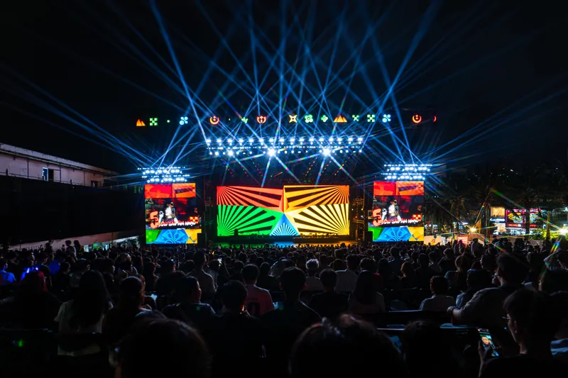 Nguyễn H&ugrave;ng h&aacute;t 'Cảm ơn người đ&atilde; thức c&ugrave;ng t&ocirc;i" với Ph&ugrave;ng Kh&aacute;nh Linh trong concert 3.500 kh&aacute;n giả- Ảnh 1.