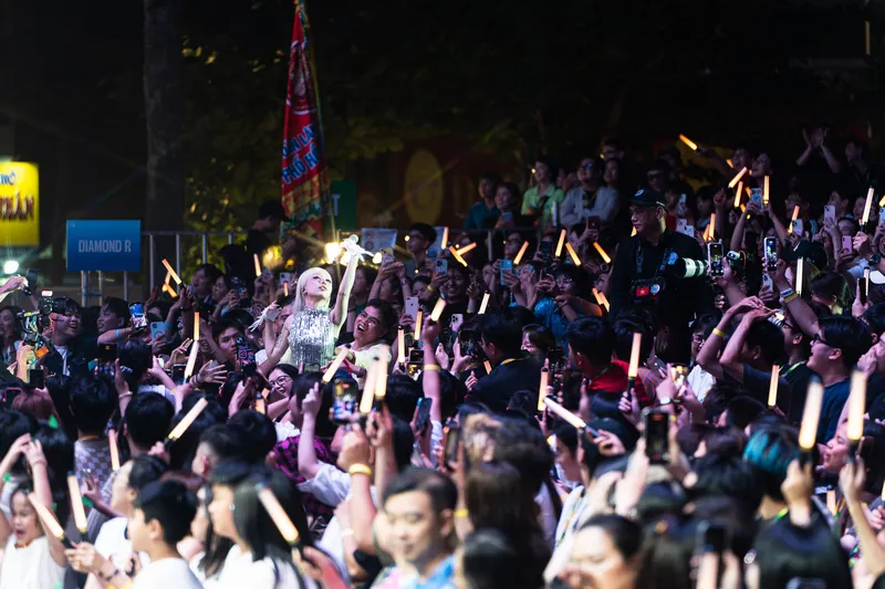 Nguyễn H&ugrave;ng h&aacute;t 'Cảm ơn người đ&atilde; thức c&ugrave;ng t&ocirc;i" với Ph&ugrave;ng Kh&aacute;nh Linh trong concert 3.500 kh&aacute;n giả- Ảnh 2.