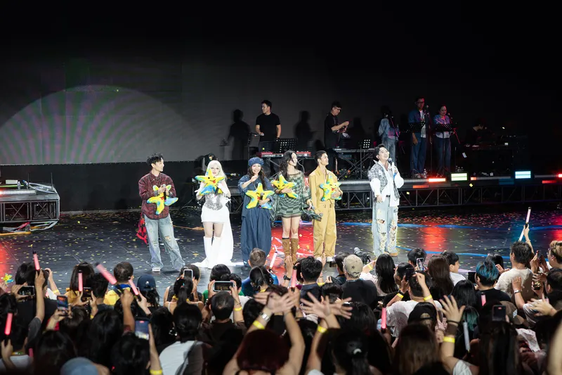 Nguyễn H&ugrave;ng h&aacute;t 'Cảm ơn người đ&atilde; thức c&ugrave;ng t&ocirc;i" với Ph&ugrave;ng Kh&aacute;nh Linh trong concert 3.500 kh&aacute;n giả- Ảnh 11.