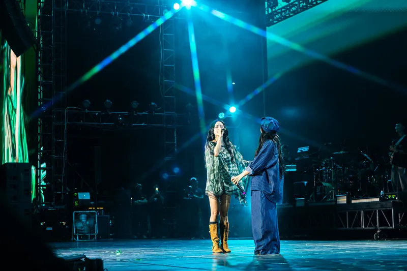 Nguyễn H&ugrave;ng h&aacute;t 'Cảm ơn người đ&atilde; thức c&ugrave;ng t&ocirc;i" với Ph&ugrave;ng Kh&aacute;nh Linh trong concert 3.500 kh&aacute;n giả- Ảnh 4.