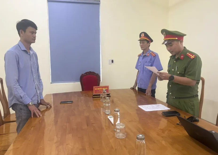 Khởi tố gi&aacute;m đốc doanh nghiệp sản xuất nước tăng lực &ldquo;Dorje&rdquo; giả, ti&ecirc;u thụ chủ yếu gần trường học- Ảnh 1.