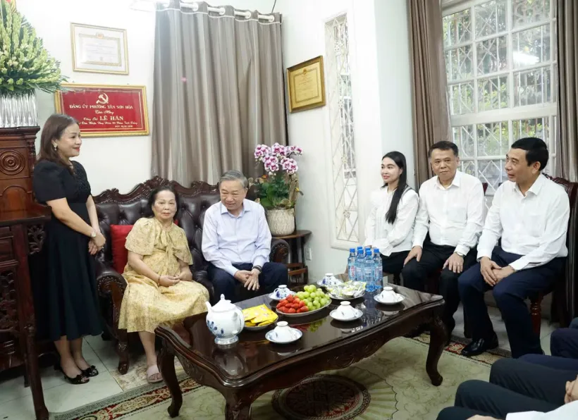 Tổng B&iacute; thư, Chủ tịch nước T&ocirc; L&acirc;m d&acirc;ng hương tưởng nhớ c&aacute;c đồng ch&iacute; l&atilde;nh đạo tiền bối- Ảnh 1.