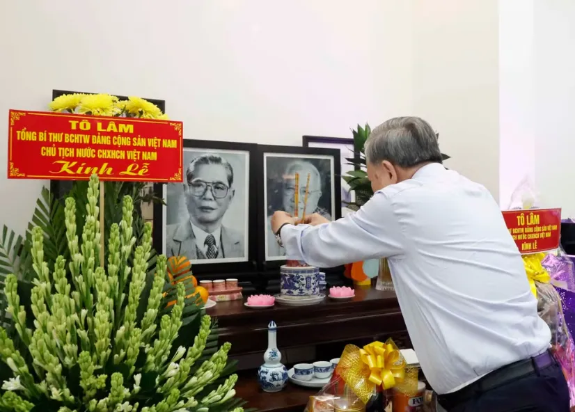 Tổng B&iacute; thư, Chủ tịch nước T&ocirc; L&acirc;m d&acirc;ng hương tưởng nhớ c&aacute;c đồng ch&iacute; l&atilde;nh đạo tiền bối- Ảnh 2.