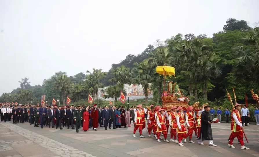 Tổng B&iacute; thư, Chủ tịch nước T&ocirc; L&acirc;m d&acirc;ng hương tưởng niệm c&aacute;c Vua H&ugrave;ng tại Đền H&ugrave;ng- Ảnh 1.