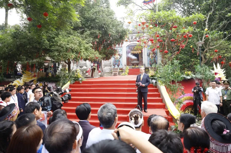 Tổng B&iacute; thư, Chủ tịch nước T&ocirc; L&acirc;m d&acirc;ng hương tưởng niệm c&aacute;c Vua H&ugrave;ng tại Đền H&ugrave;ng- Ảnh 4.