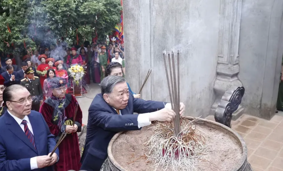 Tổng B&iacute; thư, Chủ tịch nước T&ocirc; L&acirc;m d&acirc;ng hương tưởng niệm c&aacute;c Vua H&ugrave;ng tại Đền H&ugrave;ng- Ảnh 2.