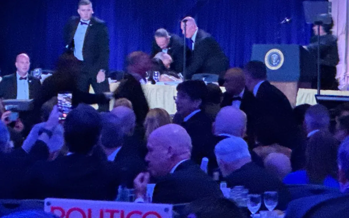 Khoảnh khắc tiếng súng vang lên (Ảnh: CNN)