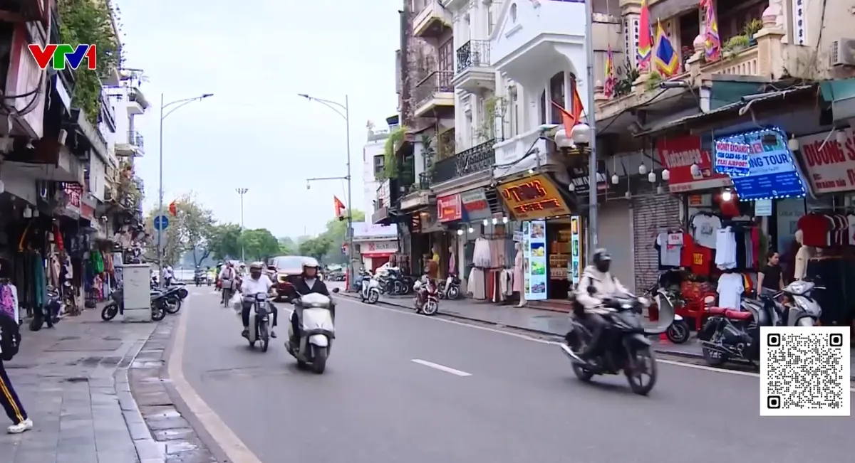 Th&oacute;i quen mới trong ứng xử với vỉa h&egrave; ở H&agrave; Nội - Ảnh 1.