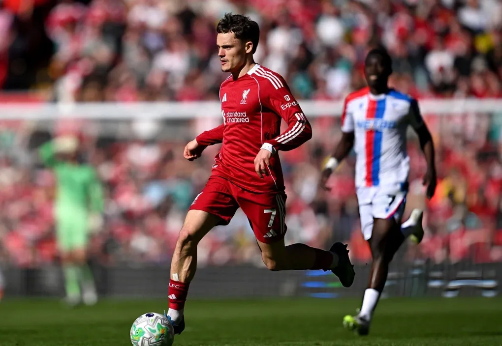 Liverpool hạ Crystal Palace 3-1, bằng điểm Man Utd v&agrave; khiến cuộc đua top đầu Ngoại hạng Anh n&oacute;ng rực- Ảnh 1.