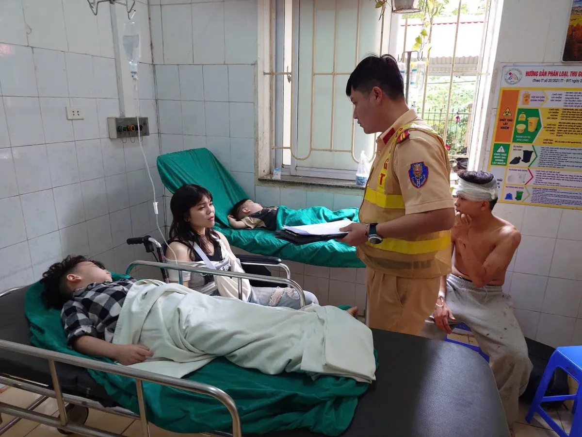 Xe kh&aacute;ch lao xuống vực s&acirc;u 100m ở Sơn La, 2 người tử vong - Ảnh 4.