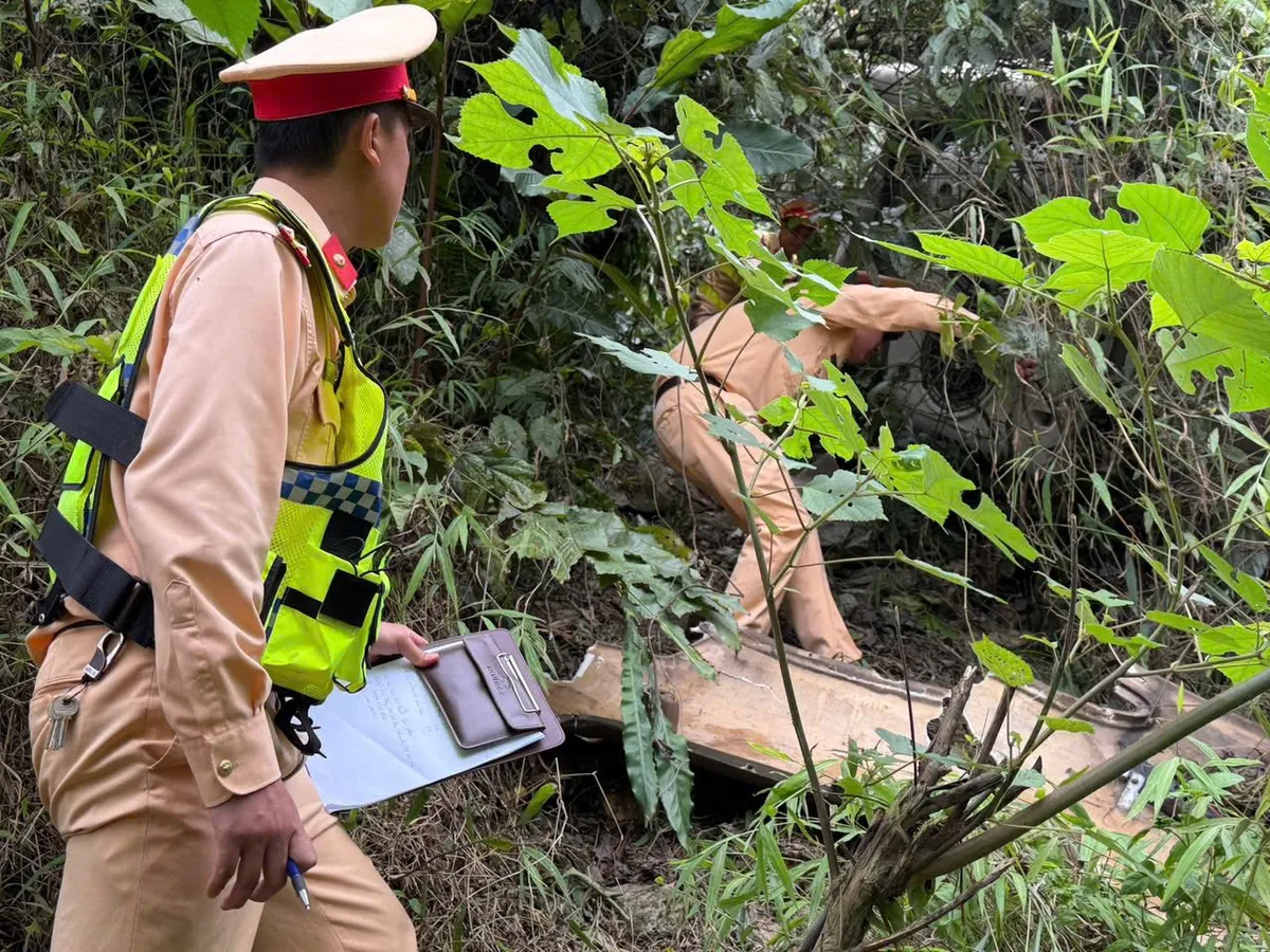 Xe kh&aacute;ch lao xuống vực s&acirc;u 100m ở Sơn La, 2 người tử vong - Ảnh 3.