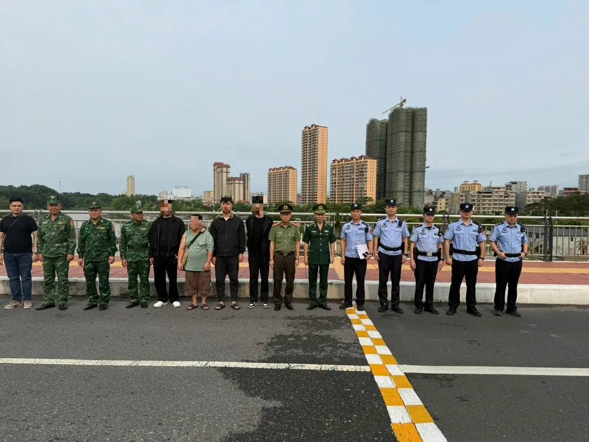 Quảng Ninh trục xuất 8 c&ocirc;ng d&acirc;n Trung Quốc nhập cảnh tr&aacute;i ph&eacute;p - Ảnh 1.