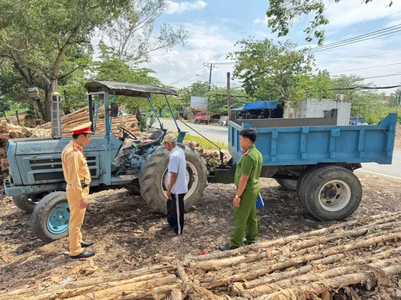 Chạy xe m&aacute;y c&agrave;y ra đường, t&agrave;i xế lẫn chủ xe bị phạt gần 90 triệu đồng - Ảnh 2.