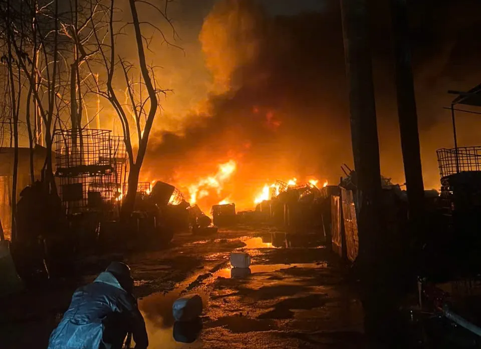 Kịp thời khống chế vụ ch&aacute;y b&atilde;i chứa dầu thải ở x&atilde; Đ&ocirc;ng Anh (H&agrave; Nội), 1 người bị thương - Ảnh 1.