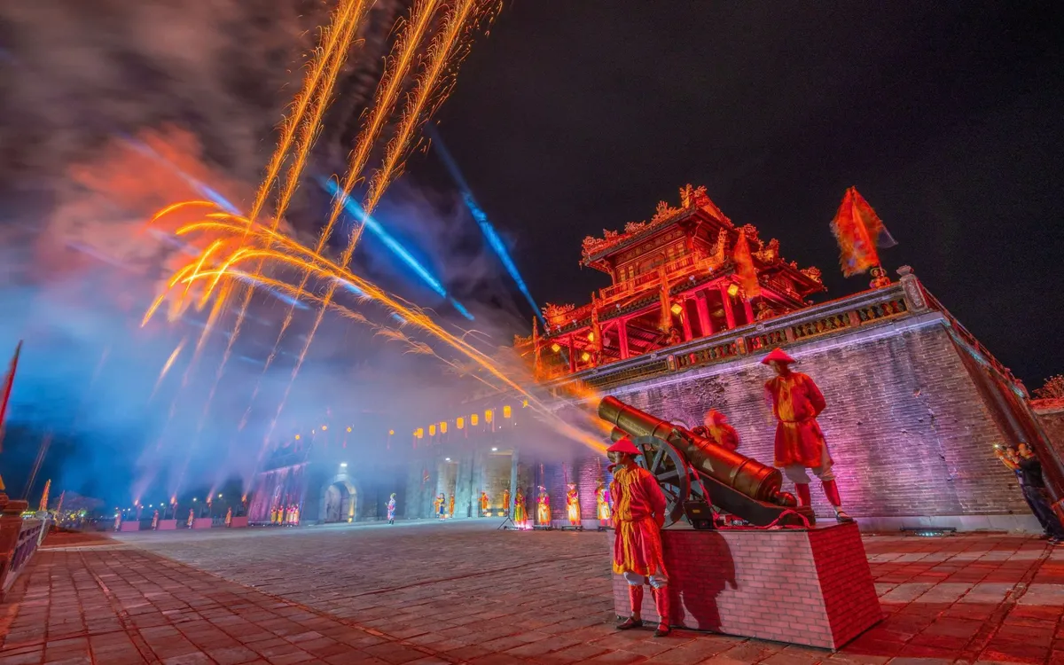 Trong khuôn khổ Festival Huế 2026, chương trình “Hoàng cung Huyền ảo” chính thức diễn ra từ 20h các buổi tối 25 đến 28/4 tại Đại Nội Huế, thu hút sự quan tâm của đông đảo người dân và du khách.