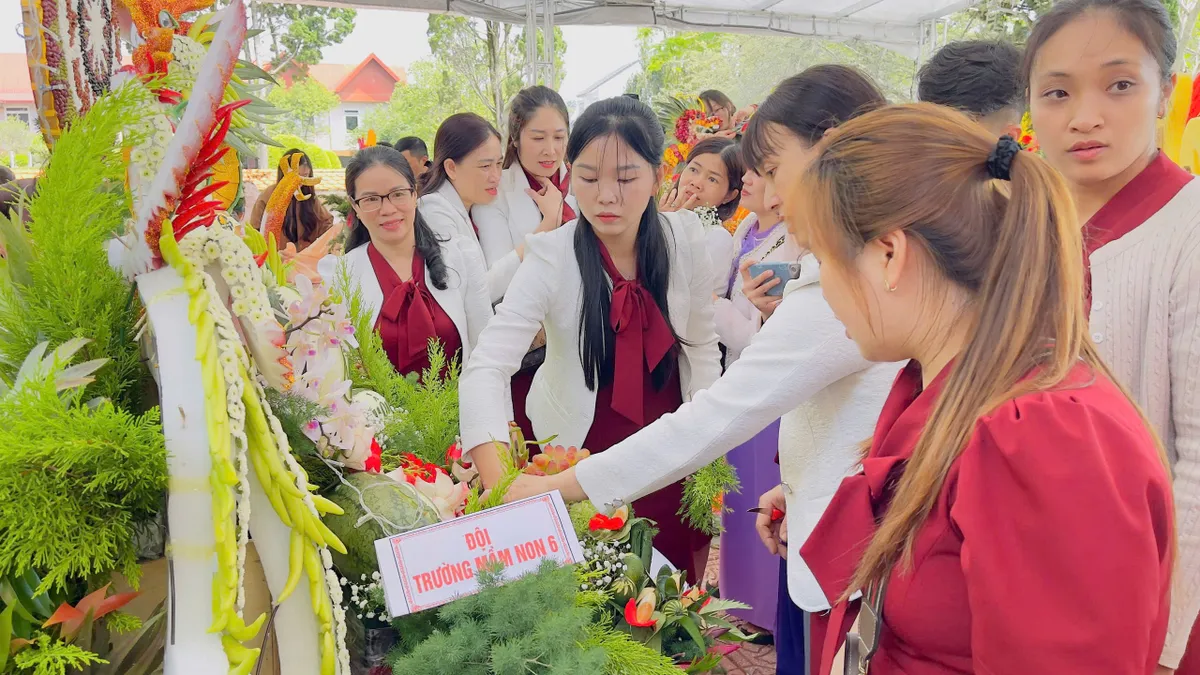 S&ocirc;i nổi hội thi g&oacute;i, nấu b&aacute;nh chưng v&agrave; trang tr&iacute; m&acirc;m lễ vật "Hương sắc Việt Nam d&acirc;ng Quốc Tổ"- Ảnh 1.
