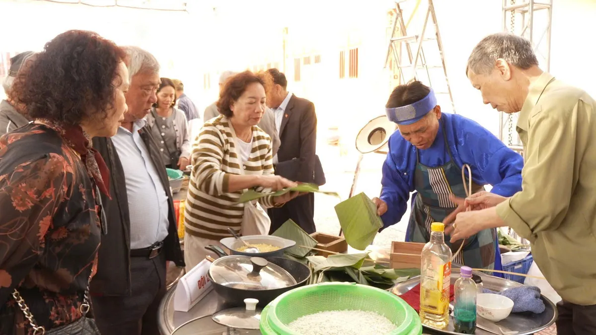 S&ocirc;i nổi hội thi g&oacute;i, nấu b&aacute;nh chưng v&agrave; trang tr&iacute; m&acirc;m lễ vật "Hương sắc Việt Nam d&acirc;ng Quốc Tổ"- Ảnh 3.