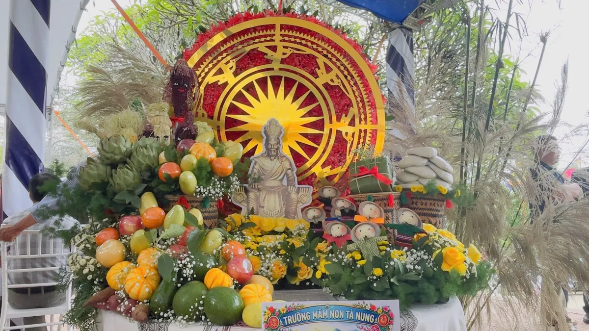 S&ocirc;i nổi hội thi g&oacute;i, nấu b&aacute;nh chưng v&agrave; trang tr&iacute; m&acirc;m lễ vật "Hương sắc Việt Nam d&acirc;ng Quốc Tổ"- Ảnh 2.