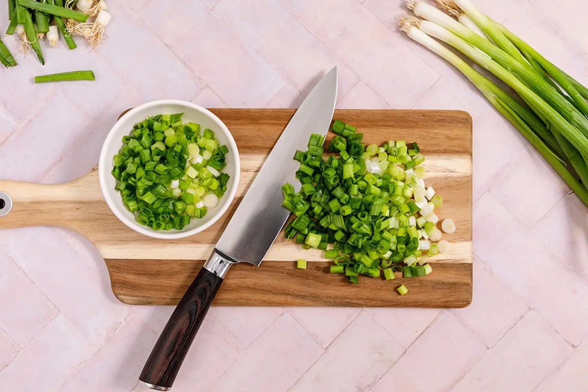 Những lợi &iacute;ch bất ngờ khi ăn h&agrave;nh l&aacute; mỗi ng&agrave;y- Ảnh 1.